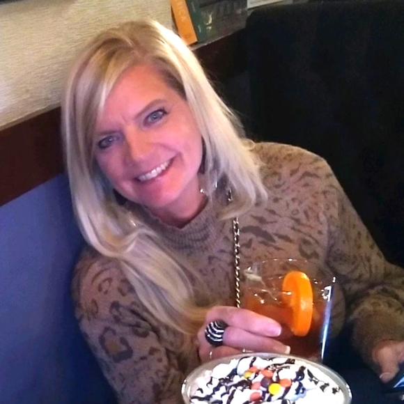 Meet your Posher, Melissa - Picture 1 of 2